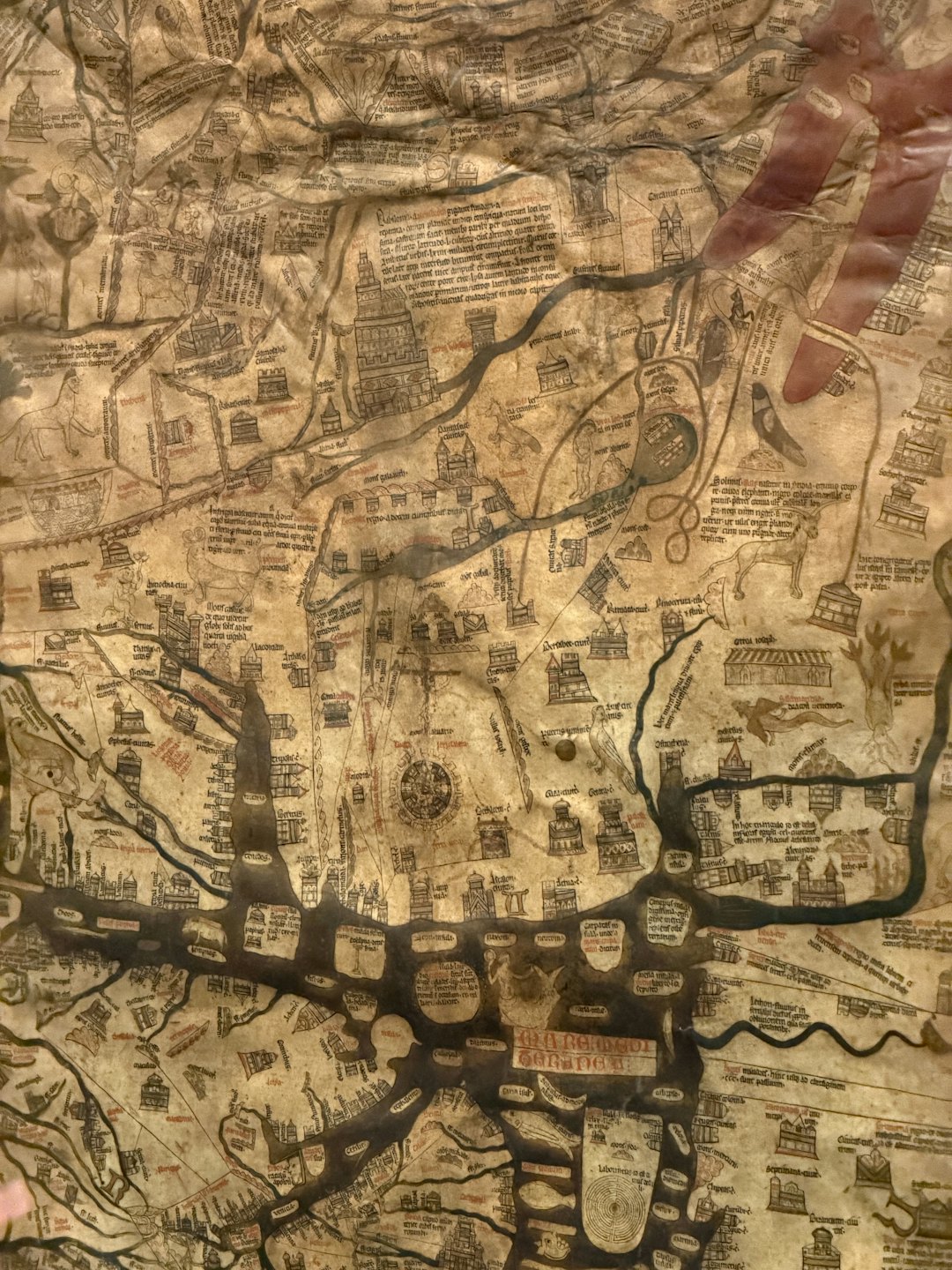 Antica mappa intricata disegnata su pergamena invecchiata.